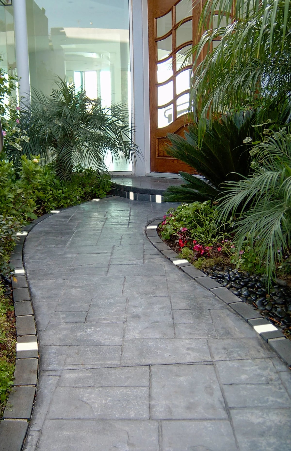 Decorative Plastic Brick Edging with 4 Built-in Solar Lights, Terra Cotta, 20-Foot Kit Y57725