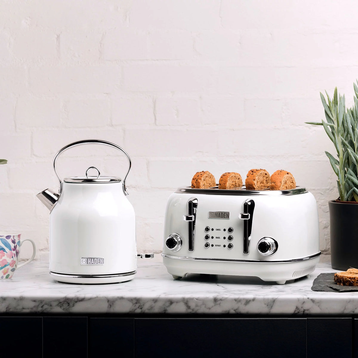 White 1.7 Liter Electric Tea Kettle & 4 Slice Toaster A9575