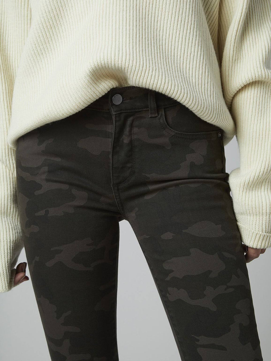 Skinny Mid Rise Crop 32 Dark Camo N646